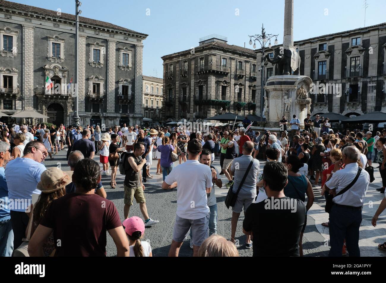 Catania, Sizilien, Juli 24, `NoVax` und `NoGreenPass` oder Anti-Health-Pass-Manifestation im Stadtzentrum. Tausende von Protestierenden gegen die Blockierung und Impfung versammelten sich am 2021 im Zentrum von Catania. Stockfoto